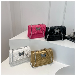 Vue détaillée de sacs à bandoulière carrés matelassés avec boucles papillon en quatre couleurs