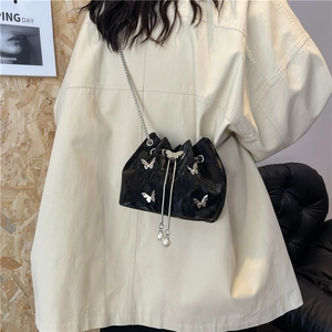 Sac seau noir minimaliste avec cordons de serrage et charmes papillon argentés chic