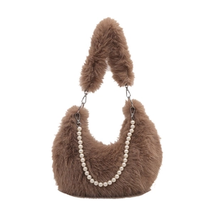 Sac sous le bras en fausse fourrure camel foncé avec chaîne décorative en perles