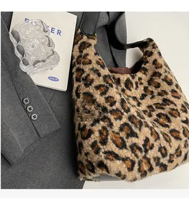 Vue détaillée du sac cabas en peluche léopard avec texture fausse fourrure et anse noire