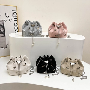 Sacs seaux plissés élégants avec papillons métalliques et breloques perles en diverses couleurs