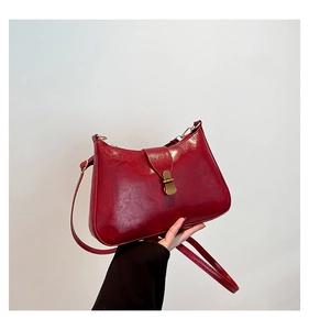 Détails du sac croissant rouge en cuir verni brillant avec fermoir doré rétro chic