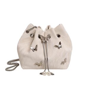 Elegante beige geplooide emmertas met zilveren vlinders en grote parel accenten