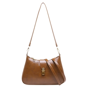Sac à bandoulière vintage marron foncé avec boucle métallique et cuir synthétique lisse