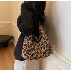 Detailansicht der Damen-Einkaufstasche mit Leopardenmuster und Schultergurt