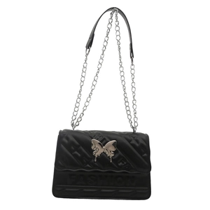 Sac à bandoulière noir matelassé avec boucle papillon argentée et bandoulière chaîne