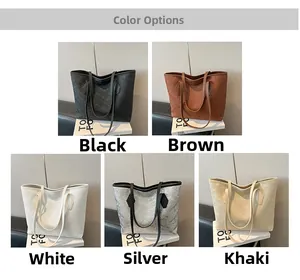 Nahaufnahme von gewebten Tragetaschen in Schwarz, Braun, Weiß, Silber und Khaki