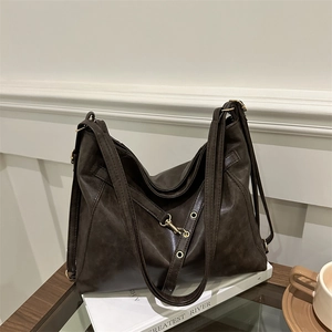 Große Retro-Schultertasche aus dunkelbraunem Kunstleder mit verstellbaren Goldschnallen