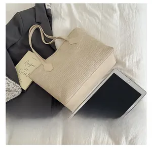 Detailansicht beige Plissee-Einkaufstasche mit Lederboden und iPad zum Größenvergleich
