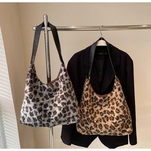 Sac fourre-tout en peluche imprimé léopard avec larges bandoulières en cuir pour femmes