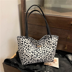 Classic leopard print large capacity tote bag with black handles for daily fashion