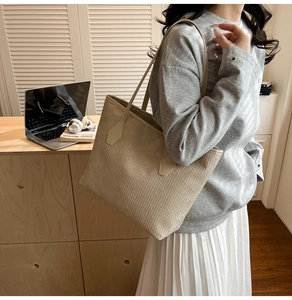 Beige Shopper-Tasche mit vertikalen Streifen in minimalistischer Wohnumgebung