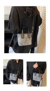 Vistas detalladas del bolso cubo gris vintage con remaches metálicos y marca de moda