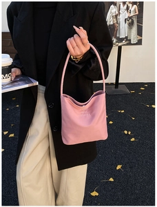 Rosa Nylon-Tragetasche mit hope and future Aufdruck in einem modischen Streetstyle-Look