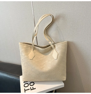 Detailaufnahme der cremeweißen Tragetasche mit eleganter Krokodilprägung und langen Riemen