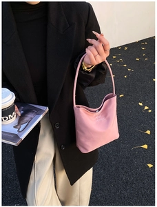 Rosa Nylon-Einkaufstasche mit Aufdruck hope and future von einem Model getragen