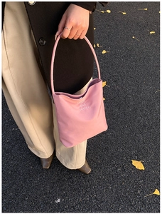 Detailansicht der rosa Nylon-Einkaufstasche mit hope and future Stickerei und Griff