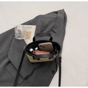 Vue de dessus d'un sac seau bicolore montrant l'intérieur spacieux et les compartiments