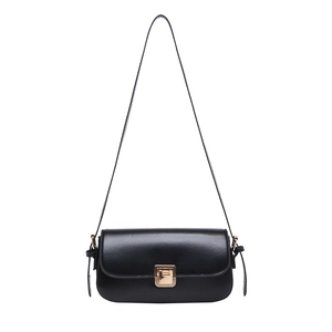 Borsa a tracolla nera lucida minimalista con chiusura dorata e sottile tracolla