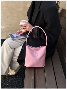 Rosafarbene Nylon-Einkaufstasche mit Hope and Future Schriftzug und Eimer-Design
