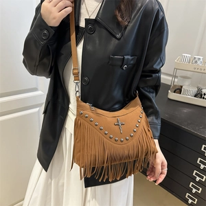 Sac bandoulière vintage en daim marron avec franges, rivets et pendentif croix