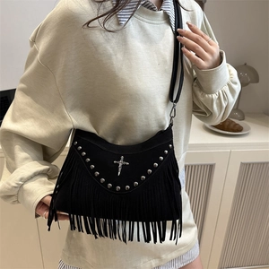 Sac bandoulière noir en daim style gothique avec clous argentés, franges et pendentif