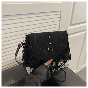Sac à bandoulière noir en daim avec franges bohèmes et boucles métalliques dorées