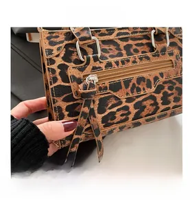 Dettaglio della borsa leopardata con cerniera in metallo argento e trama in ecopelle