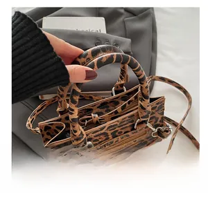 Dettaglio borsa leopardata con doppi manici robusti e raffinato stile da ufficio