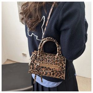 Dettaglio della borsa leopardata francese con nappe e tracolla regolabile rimovibile