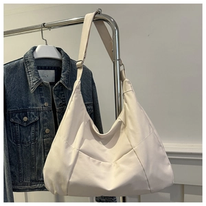 Détail du grand sac cabas blanc avec coutures multi-panneaux et bandoulière réglable