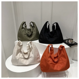 Sacs hobo minimalistes en nylon présentés en olive, noir, beige et orange