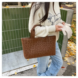 Detail view of leopard print tote bag in soft suede fabric for autumn fashion