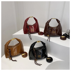 Détail de sacs demi-lune en quatre couleurs avec boucles dorées et pendentifs