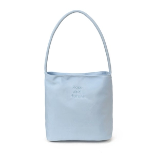 Minimalistische hellblaue Nylon-Einkaufstasche mit Hope and Future Stickerei und Griffen