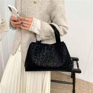 Vintage leopard print tote bag for women made of premium velvet fabric for daily commute