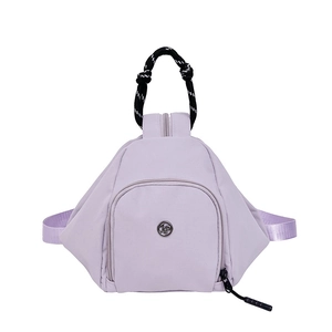 Versátil bolso bandolera triangular de nailon morado claro con correas dobles