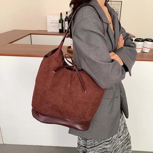 Minimalist burgundy large capacity tote bag in mixed leather for women autumn fashion