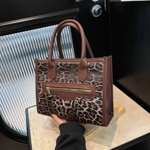 Fashion leopard print tote bag with brown handles and front zipper pocket for commuting