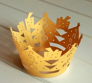 Detail van een gouden lasergesneden kroon met feestelijke stervormige decoraties