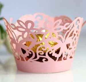 Envoltorios de papel rosa cortados por láser con flores y mariposas para bodas