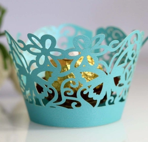 Envoltorios para cupcakes azul cielo cortados con láser con elegante diseño floral hueco