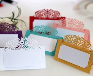 Cartes de table élégantes découpées au laser en plusieurs couleurs pour mariages