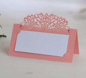 Détail du marque-place rose découpé au laser avec zone d'écriture pour tables de mariage