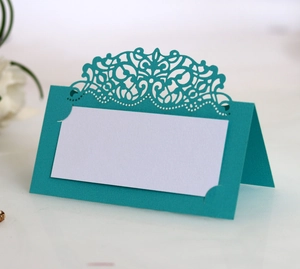 Détail du marque-place bleu sarcelle découpé au laser avec espace pour noms de mariage