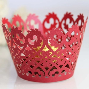 Caissettes à cupcakes rouges découpées au laser avec motifs de fleurs et de vignes