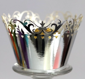 Dettaglio dell'involucro per cupcake argento tagliato al laser con cuori e viticci