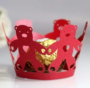 Lasergeschnittene rote Cupcake-Hüllen mit hohlem Bären- und Herzmuster für Gebäck