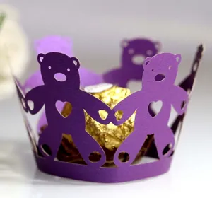 Detail der lasergeschnittenen lila Cupcake Hülle mit Bärenmuster und goldener Schokolade