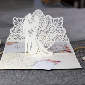 3D-Laser-Hochzeitseinladung mit Silhouetten-Brautpaar und floraler Innenkarte